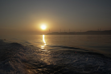 노을지는 섬위의 풍력발전소