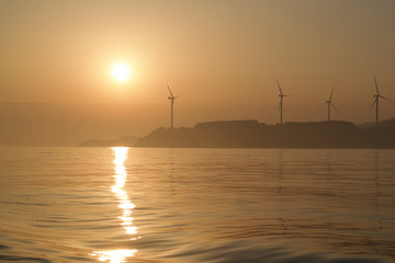 Fototapeta na wymiar 노을지는 섬위의 풍력발전소