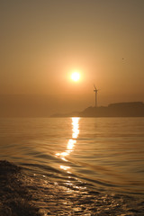 Fototapeta na wymiar 노을지는 섬위의 풍력발전소