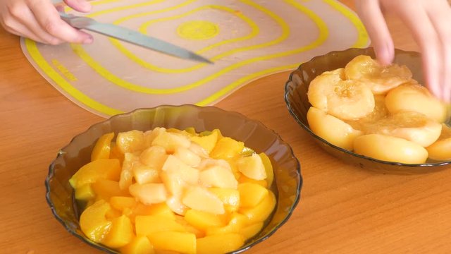 cut candied peach into slices and put in a plate