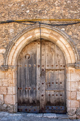 Fototapeta na wymiar puerta antigua en maderuelo, Segovia
