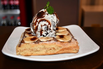 postre, banano, helado vainilla,chocolate, wafles
