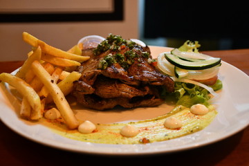 carne, papas,francesa,salsa,ensalada,
