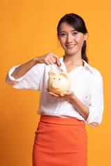 Fototapeta na wymiar Asian woman with coin and pig coin bank.