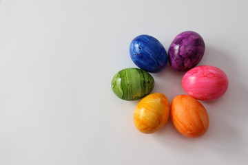 Bunte Eier auf weißem Hintergrund