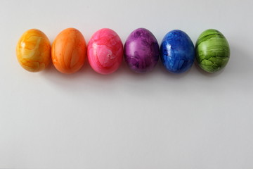 Bunte Ostereier vor weißem Hintergrund 
