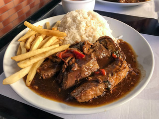 Beef filet mignon with wood sauce with potato chips and rice