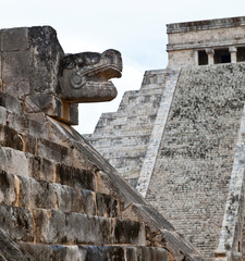 Vista Pirámide El Castillo desde Plataforma de los Jaguares y las Águilas. Yacimiento...
