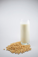 Vaso de leche de soja y granos de soja  