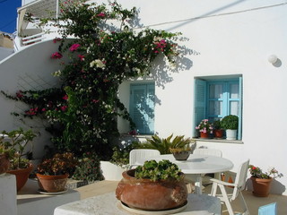 Fototapeta na wymiar Romantic still life in front of house on Santorini island