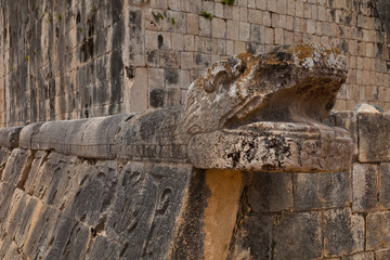 Serpientes en El Juego de Pelota. Yacimiento Arqueológico Maya de Chichén Itzá. Estado de...