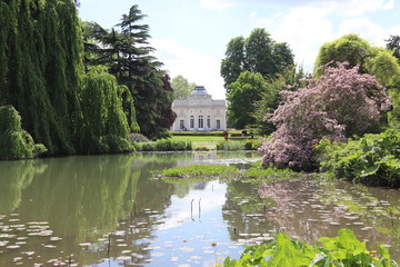Obraz premium Etang et pavillon du parc de Bagatelle à Paris 