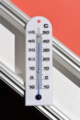 Thermometer that shows 40 grados celsius (104 º Farenheit) on a window's frame during a heat wave