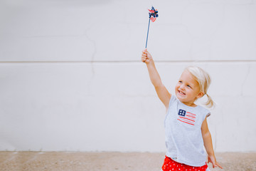 Adorable patriotic girl on the Fourth of July - obrazy, fototapety, plakaty