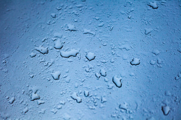 Gotas de água em vidro com fundo azul