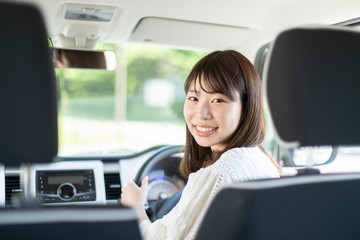 車を運転する女性