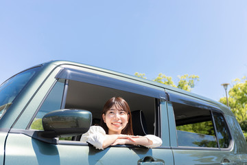 車窓から乗り出し外を眺める女性 © west_photo