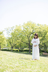 新緑と妊婦