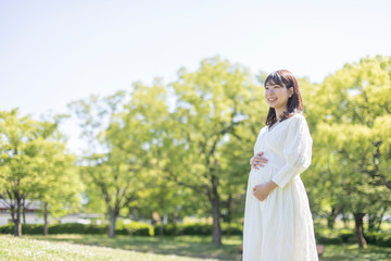 新緑と妊婦