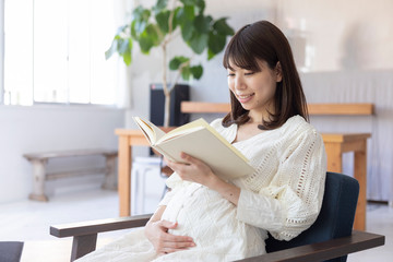読書をする妊婦