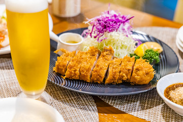 揚げたてのトンカツ