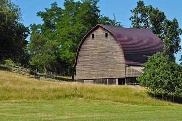 Obraz premium Old country barn on a summer day