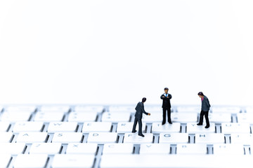 キーボードの上のビジネスマン