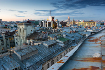 The roof of an abandoned house in the center of Moscow