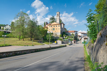 Fototapeta na wymiar Municipality within a protected area in northern Italy. Castello Cabiaglio and Campo dei Fiori regional park, province of Varese. In the photo the town and the church of St. Appiano