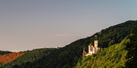 Fototapeta na wymiar Schloss Stolzenfels an einem Sommermorgen, Panoramaformat