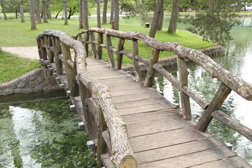 krumme Holzbrücke