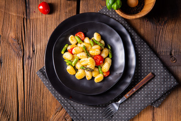 crispy gnocchi with roasted asparagus and tomatoes