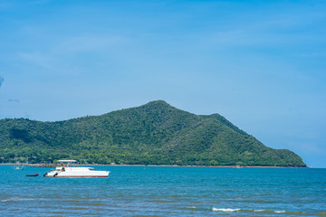 Fototapeta na wymiar Beautiful landscape of sea ocean in Pattaya Thailand with boat
