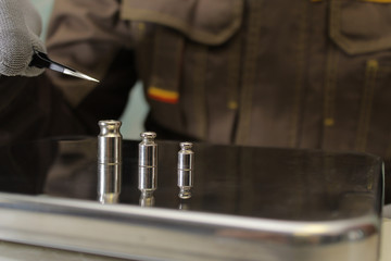 man puts the weight on the scales