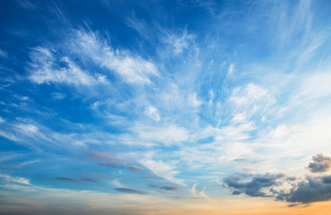 Obraz premium biała chmura na tle niebieskiego nieba