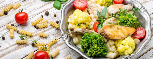 Pasta with chicken and vegetables