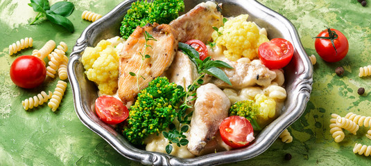 Pasta with chicken and vegetables