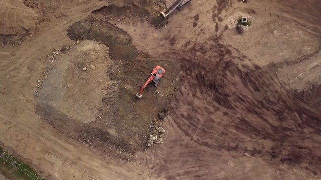 escavatore che muove terra in miniera,cantiere con  visione dall'alto