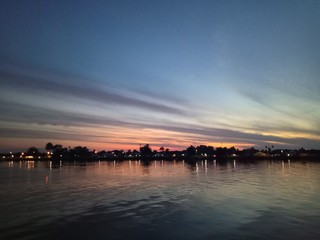 Naklejka premium the sky when the sun will rise in the river