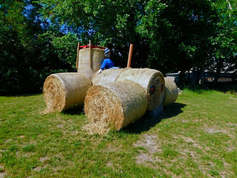 Ein Fahrzeug aus Strohballen