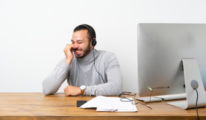 Obraz premium Telemarketer Colombian man smiling a lot