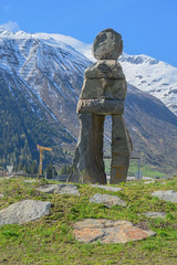 Steinfigur in Verkehrskreisel bei Andermatt, Uri, Schweiz