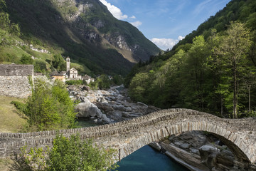 Blick auf das Verzascatal und Lavertezzo, Tessin, Schweiz