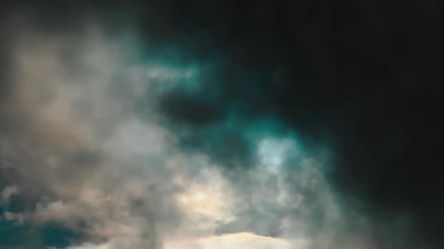 Die Sonne scheint durch dunkle graue Gewitterwolken und erzeugt ein buntes Farbspiel