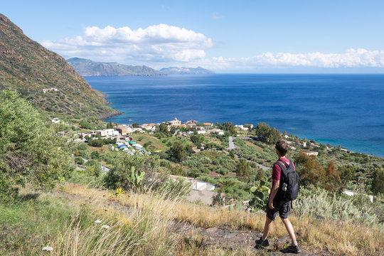 Touriste &agrave; Rinella, &Icirc;le &eacute;olienne de Salina, Sicile