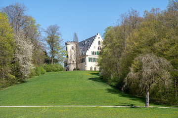 Fototapeta na wymiar Frühling am Schloss Kronau in Bayern