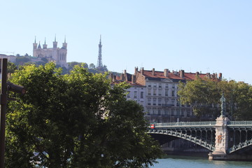 Fototapeta premium Ville de Lyon - Pont de l'Université sur le fleuve Rhône inauguré en 1903 avec arches métalliques