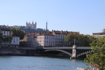 Ville de Lyon - Pont de l'Université sur le fleuve Rhône inauguré en 1903 avec arches métalliques