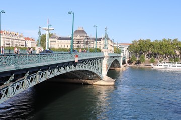 Fototapeta na wymiar Ville de Lyon - Pont de l'Université sur le fleuve Rhône inauguré en 1903 avec arches métalliques