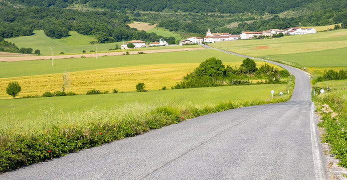 road between farms that goes to the town of Arteta, Navarra